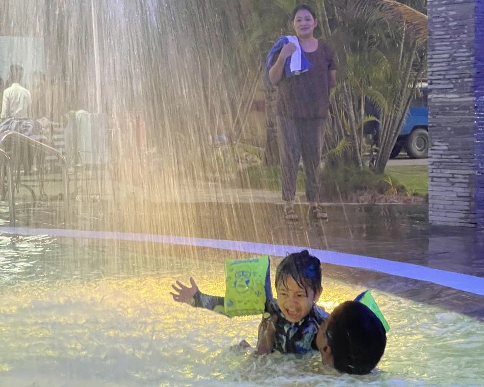 Happy Water Rain -Swimming Pool